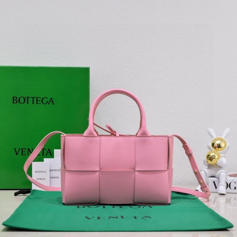 Batch 1500 🔥🔥🔥BV mini tote bag🟡🟡🟡Arco tote finally has a mini version this season. I love this size💯I have always been fond of tote bags because it has no complicated design, is simple and neat, and is easy to match with daily clothes🍒🍒Key point key point! It comes with a detachable shoulder strap, suitable for commuting and casual wear for any occasion👏👏Model number: 9894#, size: 25x16x8cm
